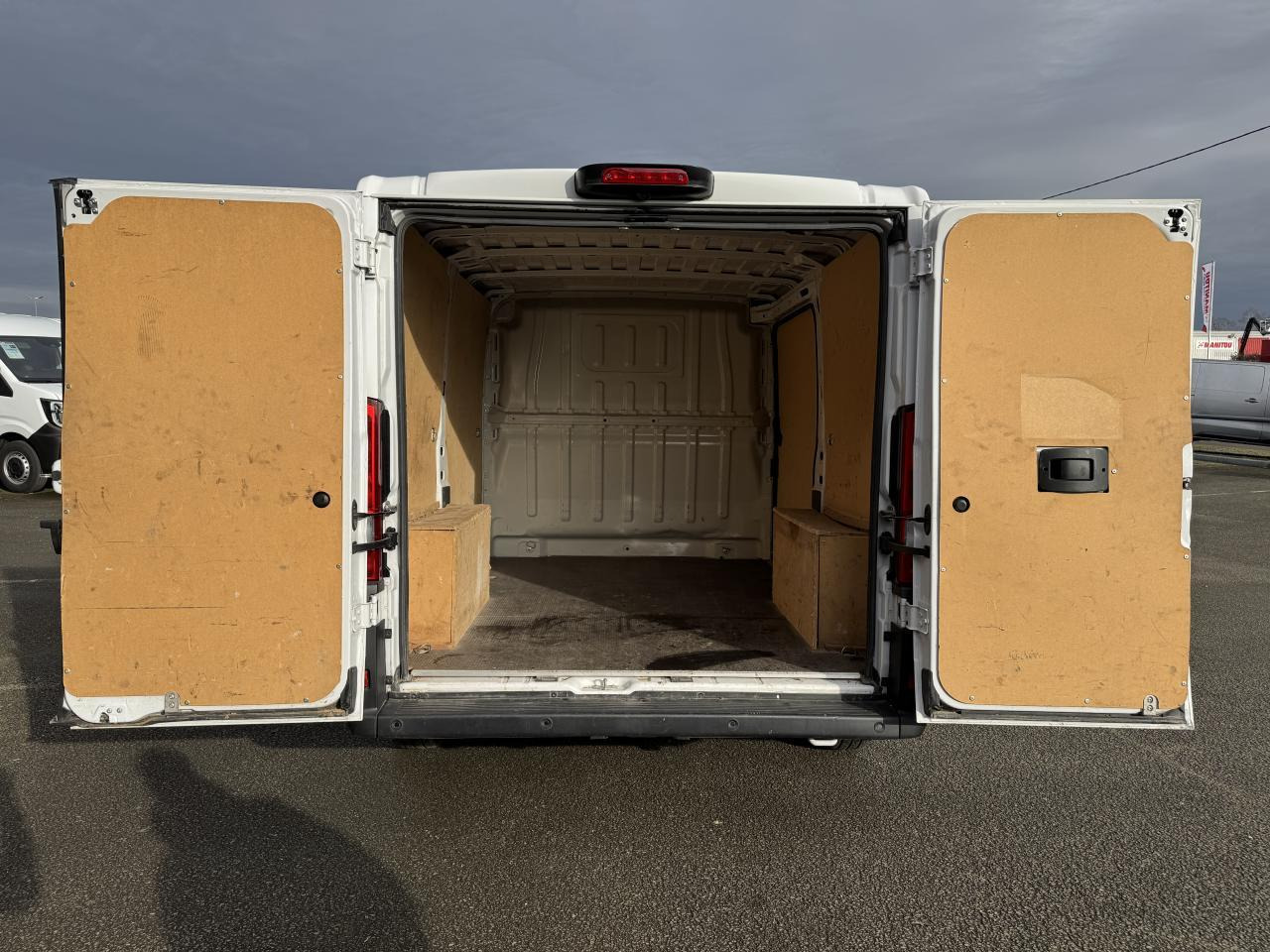 Peugeot Boxer 330 L1H1 2.2 BLUEHDI S&S 140CH ASPHALT - Kastenwagen: das Bild 2 Peugeot Boxer 330 L1H1 2.2 BLUEHDI S&S 140CH ASPHALT - Kastenwagen: das Bild 2