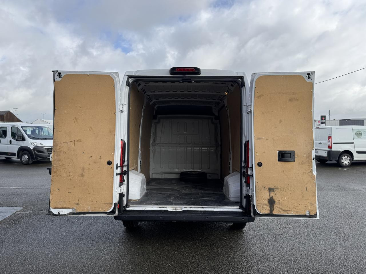 Peugeot Boxer 333 L2H2 2.2 BLUEHDI S&S 140CH ASPHALT - Kastenwagen: das Bild 2 Peugeot Boxer 333 L2H2 2.2 BLUEHDI S&S 140CH ASPHALT - Kastenwagen: das Bild 2