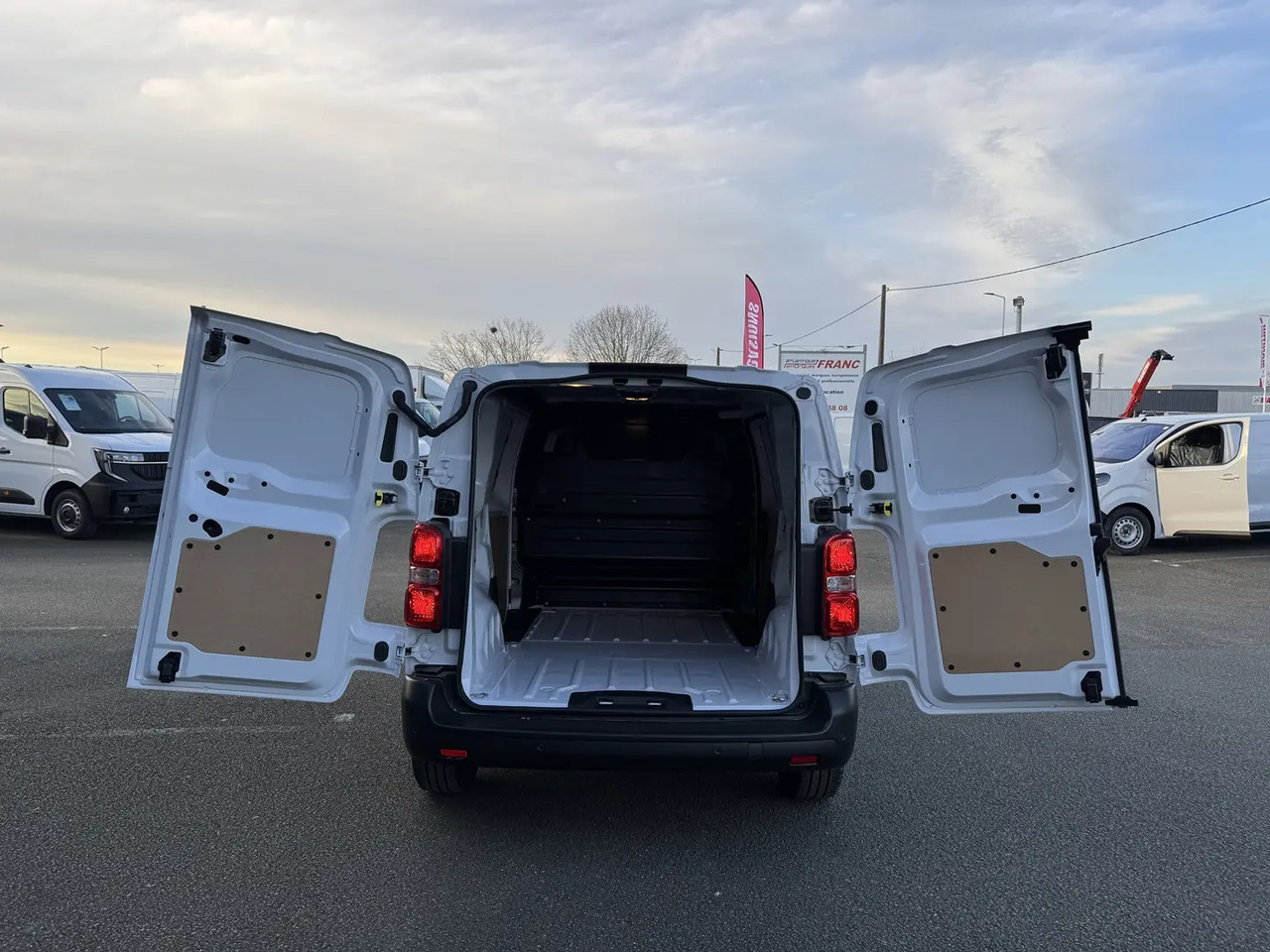 Peugeot Expert M 2.0 BLUEHDI 180CH S&S EAT8 - Kleintransporter: das Bild 2 Peugeot Expert M 2.0 BLUEHDI 180CH S&S EAT8 - Kleintransporter: das Bild 2