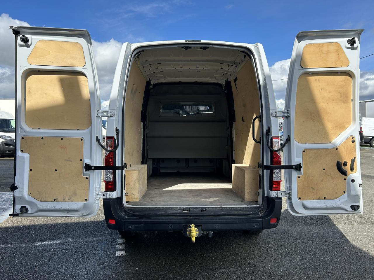 RENAULT Master Confort F3500 L3H2 2.3 dCi - 135 III CABINE APPROFONDIE Cabine approfondie L3H2 Traction PHA - Kastenwagen: das Bild 4 RENAULT Master Confort F3500 L3H2 2.3 dCi - 135 III CABINE APPROFONDIE Cabine approfondie L3H2 Traction PHA - Kastenwagen: das Bild 4