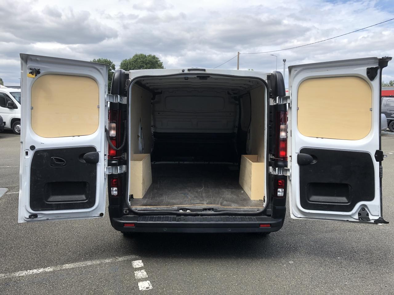 RENAULT Trafic L2H1 3000 Kg 2.0 Blue dCi - 130 III FOURGON Fourgon Grand Confort L2H1 PHASE 3 - Kastenwagen: das Bild 2 RENAULT Trafic L2H1 3000 Kg 2.0 Blue dCi - 130 III FOURGON Fourgon Grand Confort L2H1 PHASE 3 - Kastenwagen: das Bild 2