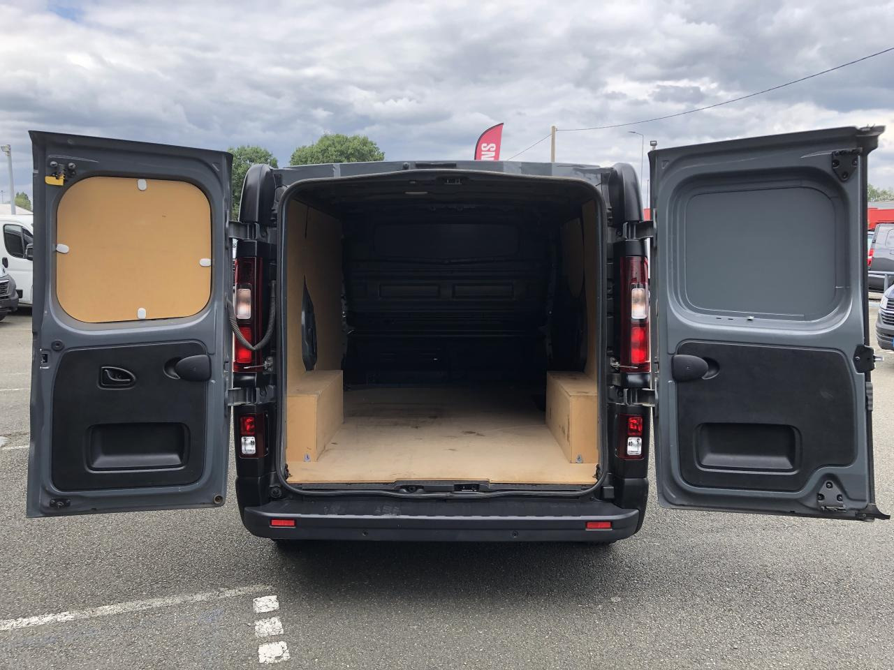 RENAULT trafic L1H1 2T8 2.0 BLUE DCI 130CH GRAND CONFORT KIT BOIS - Kastenwagen: das Bild 2 RENAULT trafic L1H1 2T8 2.0 BLUE DCI 130CH GRAND CONFORT KIT BOIS - Kastenwagen: das Bild 2