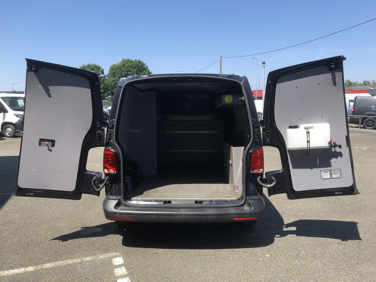 Volkswagen Transporter 2.8T L1H1 2.0 TDI 150CH BUSINESS DSG7 - Kastenwagen: das Bild 2 Volkswagen Transporter 2.8T L1H1 2.0 TDI 150CH BUSINESS DSG7 - Kastenwagen: das Bild 2