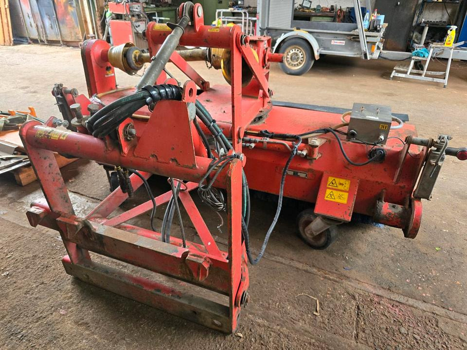 Dücker FKM 210 Kehrmaschine Straßenkehrmaschine Kehrbesen für Unimog 405 424 U 300 400 500 318 423 427 429 430 530 535 527 - Kehrbesen: das Bild 1 Dücker FKM 210 Kehrmaschine Straßenkehrmaschine Kehrbesen für Unimog 405 424 U 300 400 500 318 423 427 429 430 530 535 527 - Kehrbesen: das Bild 1