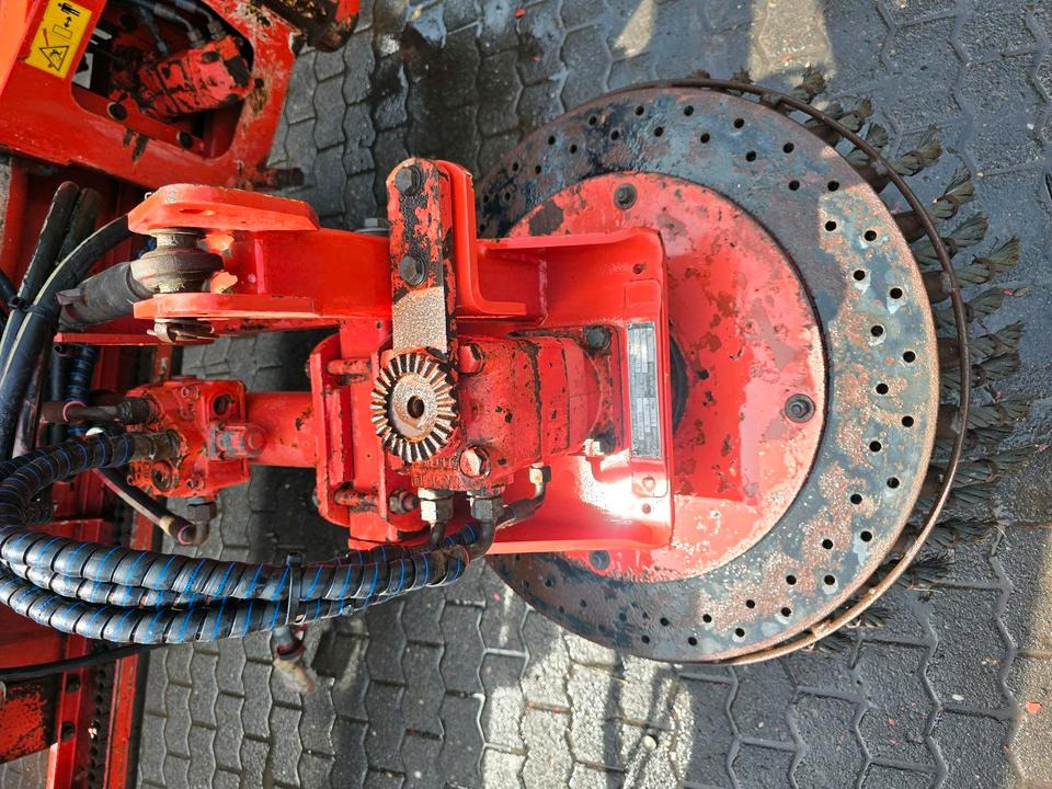 Dücker PFP 300 Pflasterputzer Wildkrautbürste Flächenbürste Wildkrautbürste für Mähausleger UNA 500 600 MKM FME FMK 500 600 700 Böschungsmäher Böschungsmulcher - Kehrbesen: das Bild 2 Dücker PFP 300 Pflasterputzer Wildkrautbürste Flächenbürste Wildkrautbürste für Mähausleger UNA 500 600 MKM FME FMK 500 600 700 Böschungsmäher Böschungsmulcher - Kehrbesen: das Bild 2