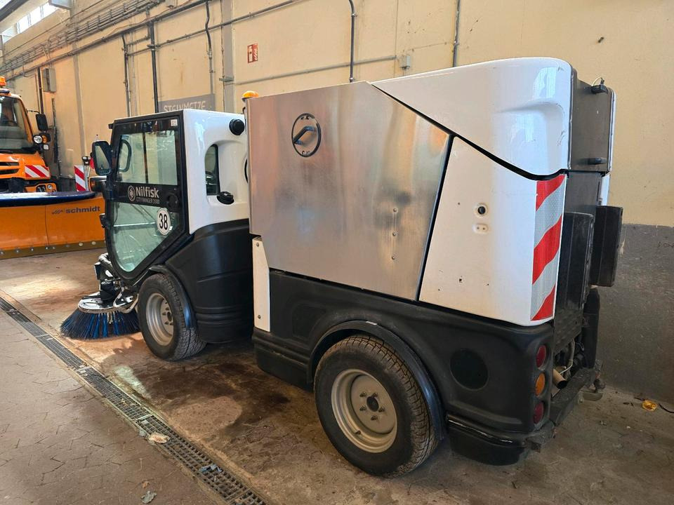 Nilfisk City Ranger 3500 Kehrmaschine Straßenkehrmaschine mit Schmidt Bediendisplay Hako Kehreinheit - Kehrmaschine: das Bild 2 Nilfisk City Ranger 3500 Kehrmaschine Straßenkehrmaschine mit Schmidt Bediendisplay Hako Kehreinheit - Kehrmaschine: das Bild 2