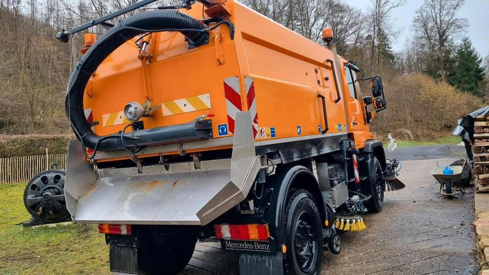 Unimog 9400km U400 405 Kehrmaschine SK 370 Schmidt Mercedes Benz Variopilot Kehraufbau Hydrostat 2011 Bluetec 5 - Kehrmaschine: das Bild 4 Unimog 9400km U400 405 Kehrmaschine SK 370 Schmidt Mercedes Benz Variopilot Kehraufbau Hydrostat 2011 Bluetec 5 - Kehrmaschine: das Bild 4
