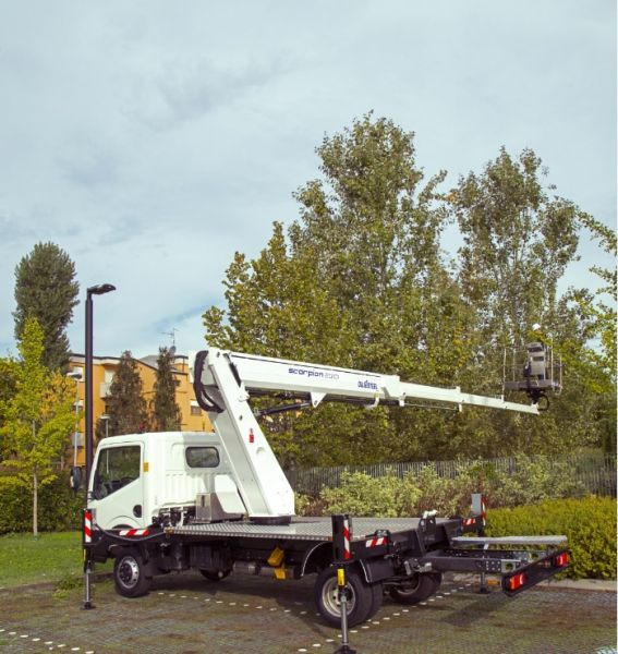 Oil&Steel Scorpion 2313 zamontowany na Nissan Cabstar - LKW mit Arbeitsbühne: das Bild 1 Oil&Steel Scorpion 2313 zamontowany na Nissan Cabstar - LKW mit Arbeitsbühne: das Bild 1