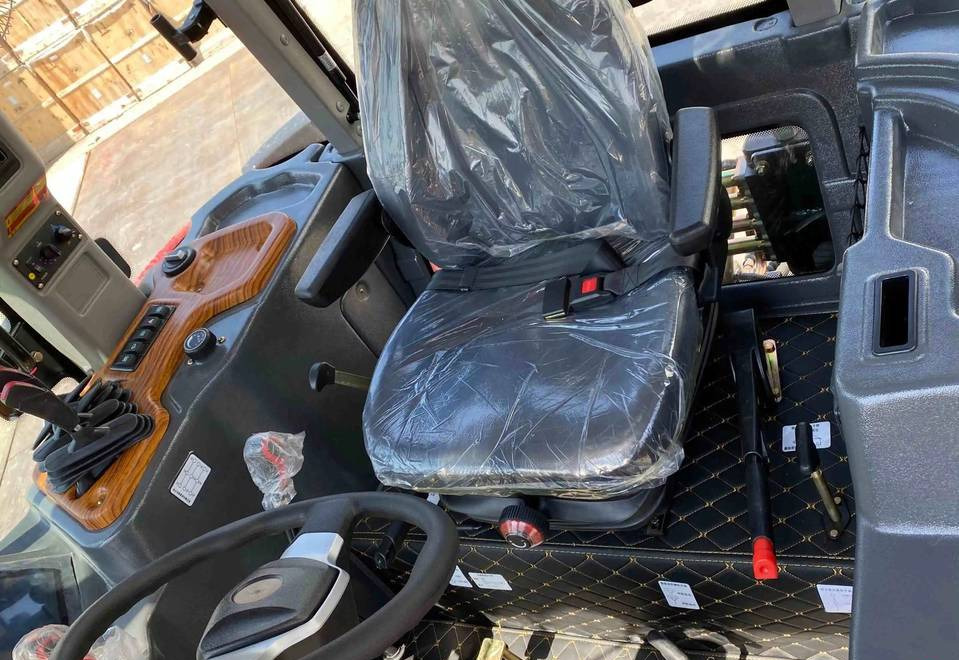 NEW Tractor 180 HP 4x4 MAXUS Warranty up to 10 Years НОВИЙ Трактор 180 К.с. 4x4 MAXUS Гарантія до 10 Років NOWY Ciągnik 180 KM 4x4 MAXUS Gwarancja do 10 LAT - Traktor: das Bild 4 NEW Tractor 180 HP 4x4 MAXUS Warranty up to 10 Years НОВИЙ Трактор 180 К.с. 4x4 MAXUS Гарантія до 10 Років NOWY Ciągnik 180 KM 4x4 MAXUS Gwarancja do 10 LAT - Traktor: das Bild 4