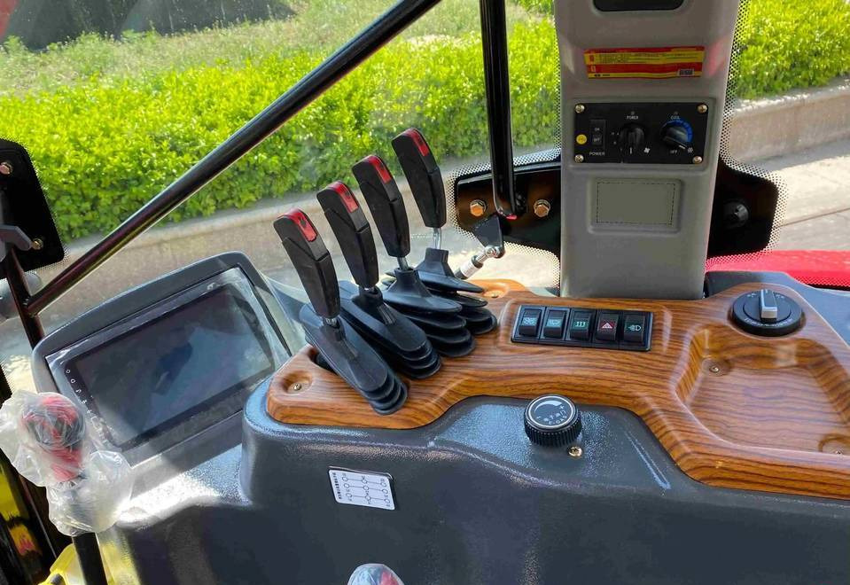 NEW Tractor 180 HP 4x4 MAXUS Warranty up to 10 Years НОВИЙ Трактор 180 К.с. 4x4 MAXUS Гарантія до 10 Років NOWY Ciągnik 180 KM 4x4 MAXUS Gwarancja do 10 LAT - Traktor: das Bild 3 NEW Tractor 180 HP 4x4 MAXUS Warranty up to 10 Years НОВИЙ Трактор 180 К.с. 4x4 MAXUS Гарантія до 10 Років NOWY Ciągnik 180 KM 4x4 MAXUS Gwarancja do 10 LAT - Traktor: das Bild 3