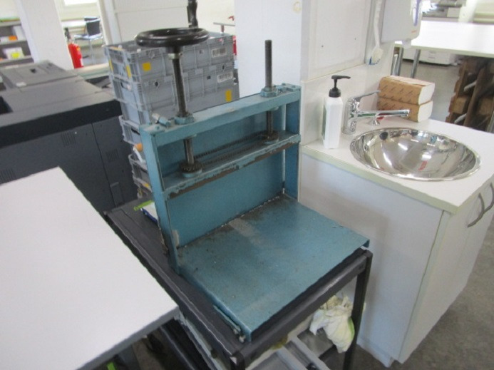 BLOCKLEIMPRESSE - Druckmaschine: das Bild 2 BLOCKLEIMPRESSE - Druckmaschine: das Bild 2