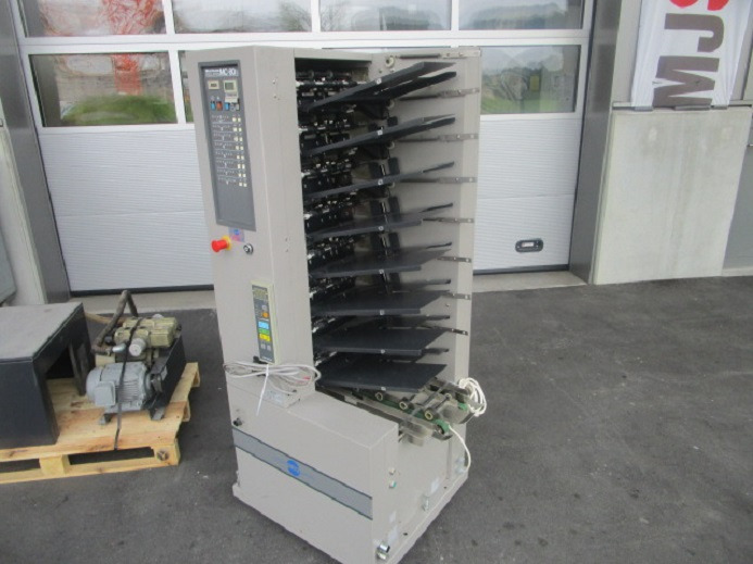 ZUSAMMENTRAGTURM HORIZON MC-80a MIT KOMPRESSOR - Druckmaschine: das Bild 4 ZUSAMMENTRAGTURM HORIZON MC-80a MIT KOMPRESSOR - Druckmaschine: das Bild 4