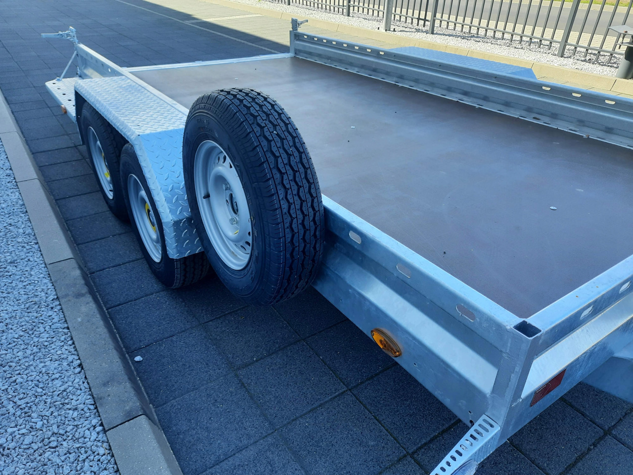 PRZYCZEPA DO KOPARKI MINIKOPARKI ŁADOWARKI Z NAJAZDAMI ALUMINIOWYMI 3500 KG / EXCAVATOR MINI EXCAVATOR LOADER TRAILER WITH ALUMINUM RAMPS 3500 KG - Baumaschinenanhänger: das Bild 5 PRZYCZEPA DO KOPARKI MINIKOPARKI ŁADOWARKI Z NAJAZDAMI ALUMINIOWYMI 3500 KG / EXCAVATOR MINI EXCAVATOR LOADER TRAILER WITH ALUMINUM RAMPS 3500 KG - Baumaschinenanhänger: das Bild 5