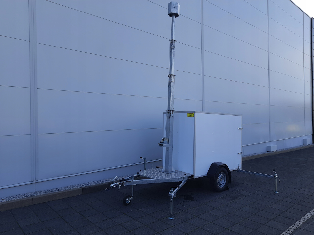 PRZYCZEPA Z MASZTEM TELESKOPOWYM DO MONITORINGU / TRAILER WITH TELESCOPIC MAST FOR MONITORING - Koffer Anhänger: das Bild 2 PRZYCZEPA Z MASZTEM TELESKOPOWYM DO MONITORINGU / TRAILER WITH TELESCOPIC MAST FOR MONITORING - Koffer Anhänger: das Bild 2