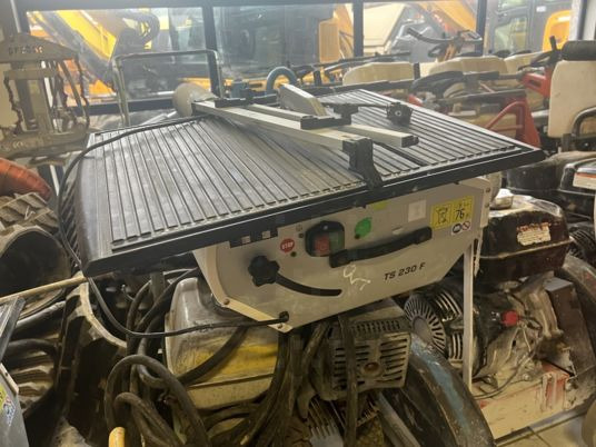 SCIE DE CARRELAGE HUSQVARNA TS230F - Werkzeug/ Gerät: das Bild 2 SCIE DE CARRELAGE HUSQVARNA TS230F - Werkzeug/ Gerät: das Bild 2