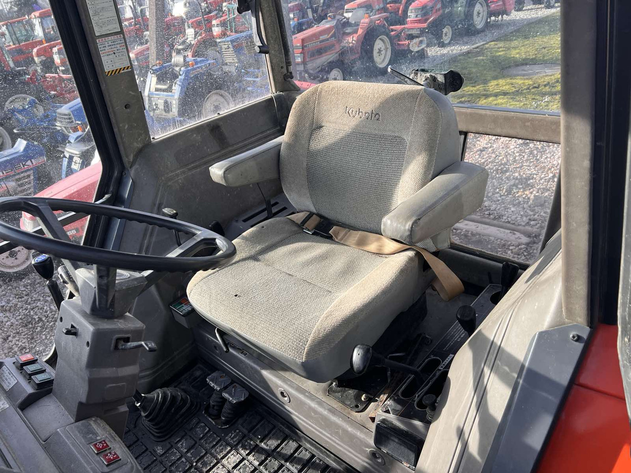 Kubota M1-65 - Traktor: das Bild 4 Kubota M1-65 - Traktor: das Bild 4
