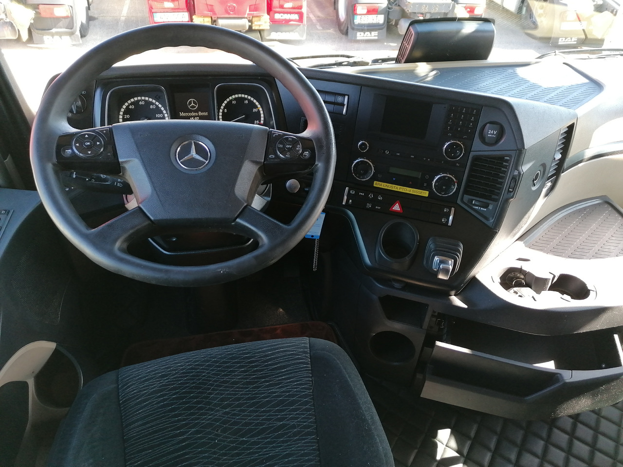 Sattelzugmaschine MERCEDES-BENZ Actros 1845: das Bild 10