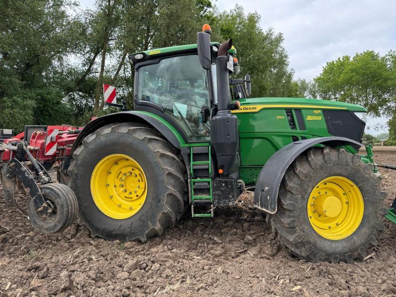 JOHN DEERE 6R250 - Traktor: das Bild 1 JOHN DEERE 6R250 - Traktor: das Bild 1