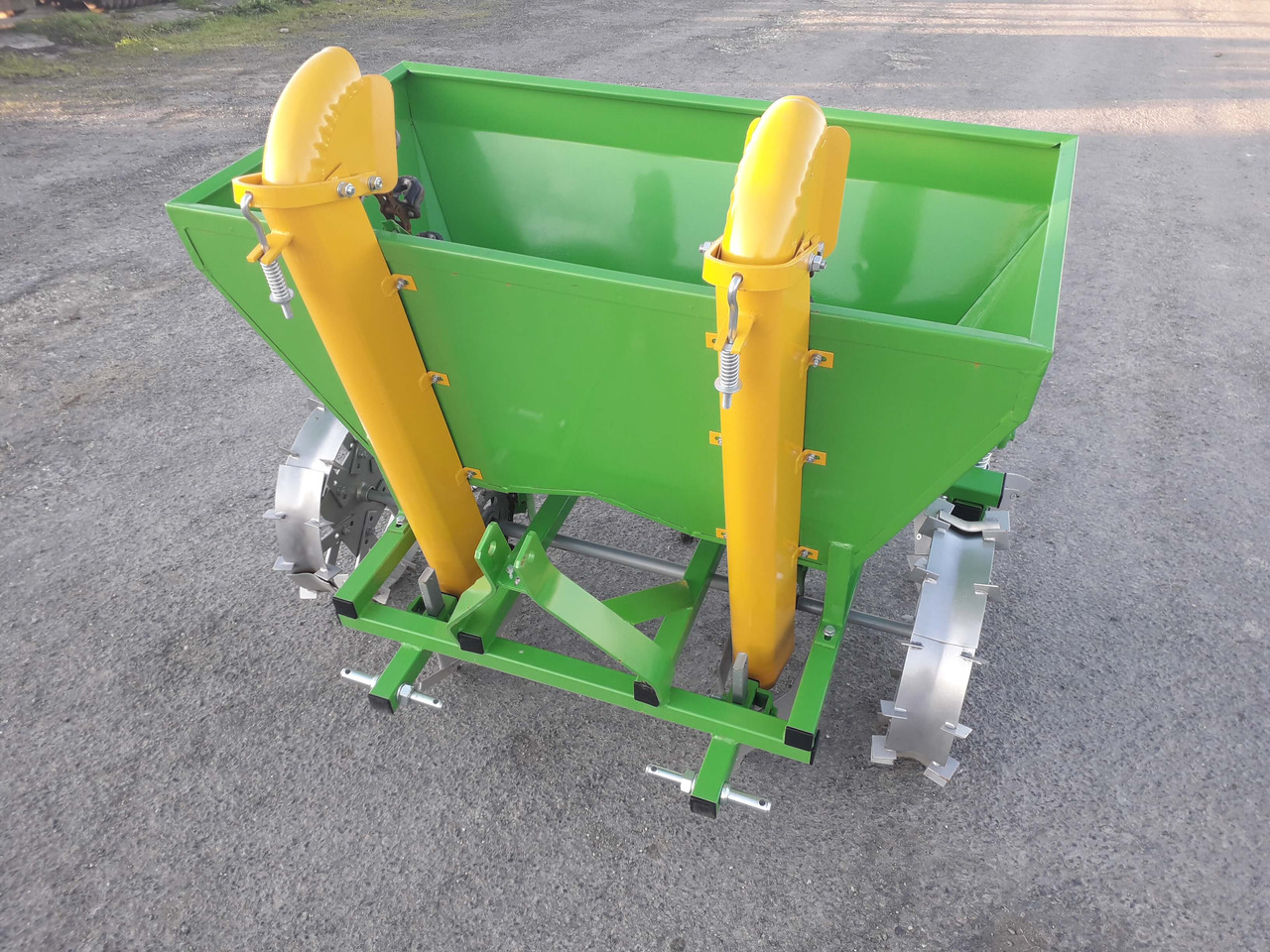 BOMET Planteuse à Pommes de Terre 2 rangs GEMINI - Kartoffellegemaschine: das Bild 2 BOMET Planteuse à Pommes de Terre 2 rangs GEMINI - Kartoffellegemaschine: das Bild 2