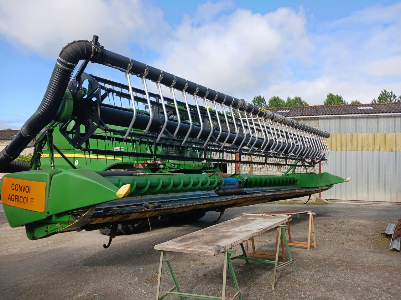 JOHN DEERE COUPE DE MOISSONNEUSE 635 FD - Schneidwerk: das Bild 1 JOHN DEERE COUPE DE MOISSONNEUSE 635 FD - Schneidwerk: das Bild 1