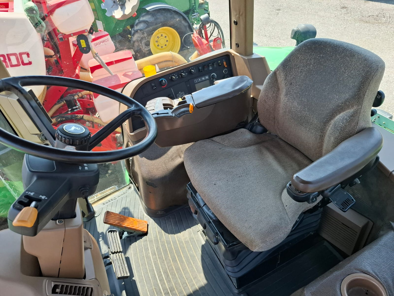JOHN DEERE 8230 - Traktor: das Bild 2 JOHN DEERE 8230 - Traktor: das Bild 2