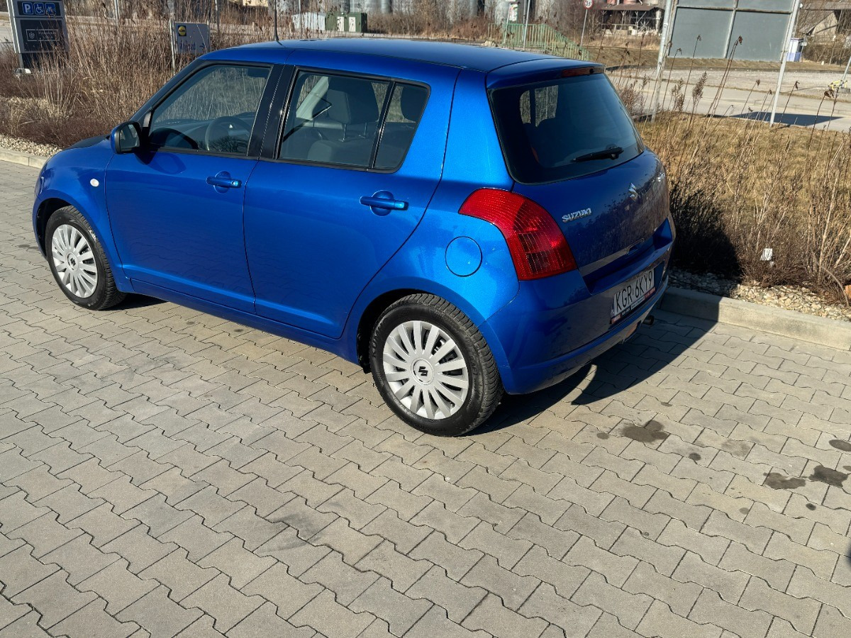 Suzuki Swift 1.3 benzyna 90km Klimatyzacja 136tys przebieg Auto prywatne zadbane - PKW: das Bild 4 Suzuki Swift 1.3 benzyna 90km Klimatyzacja 136tys przebieg Auto prywatne zadbane - PKW: das Bild 4
