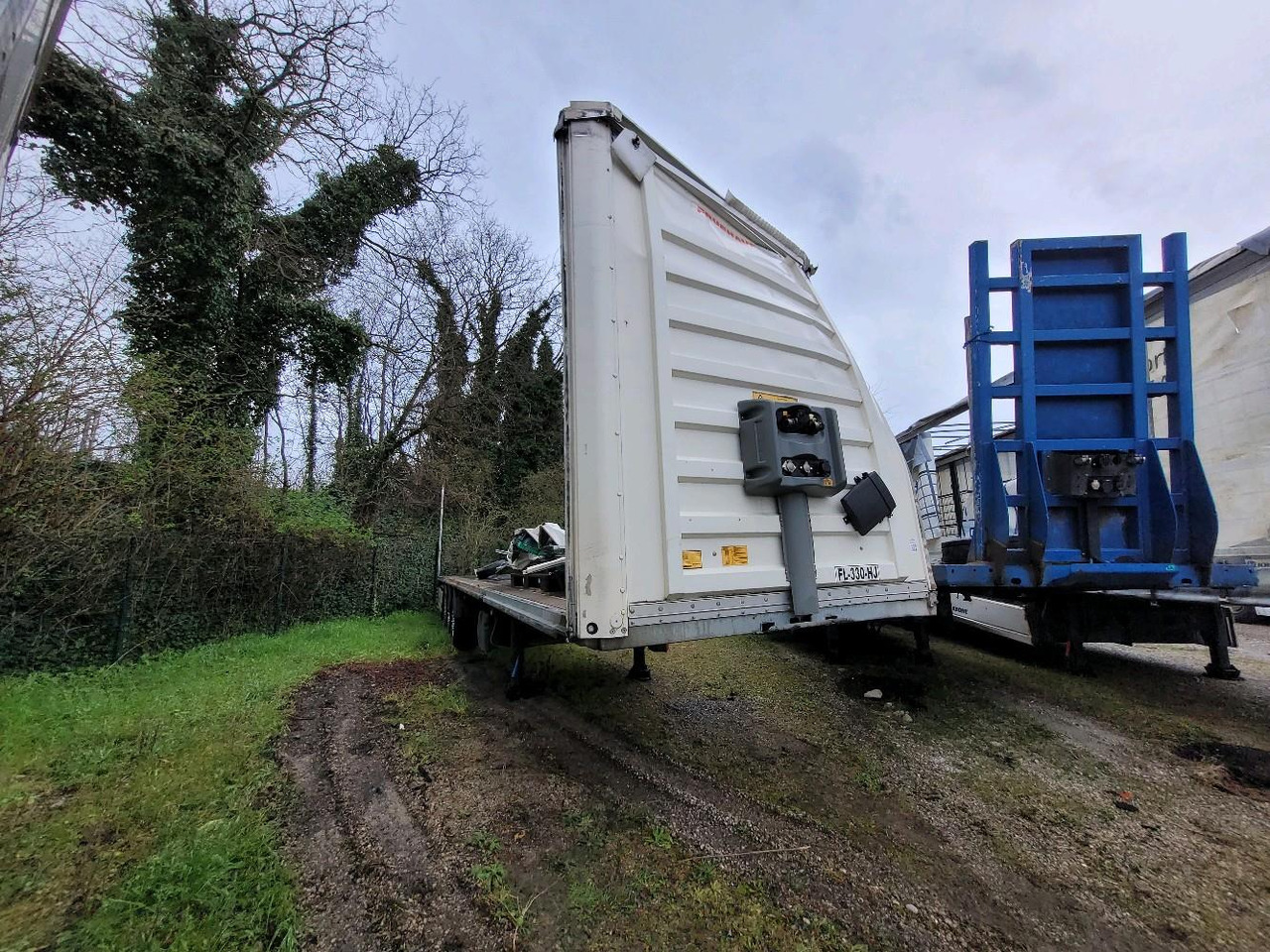 FRUEHAUF SEMI 3 ESSIEUX SAVOYARD FKSRT4 - Pritschenauflieger/ Plattformauflieger: das Bild 1 FRUEHAUF SEMI 3 ESSIEUX SAVOYARD FKSRT4 - Pritschenauflieger/ Plattformauflieger: das Bild 1