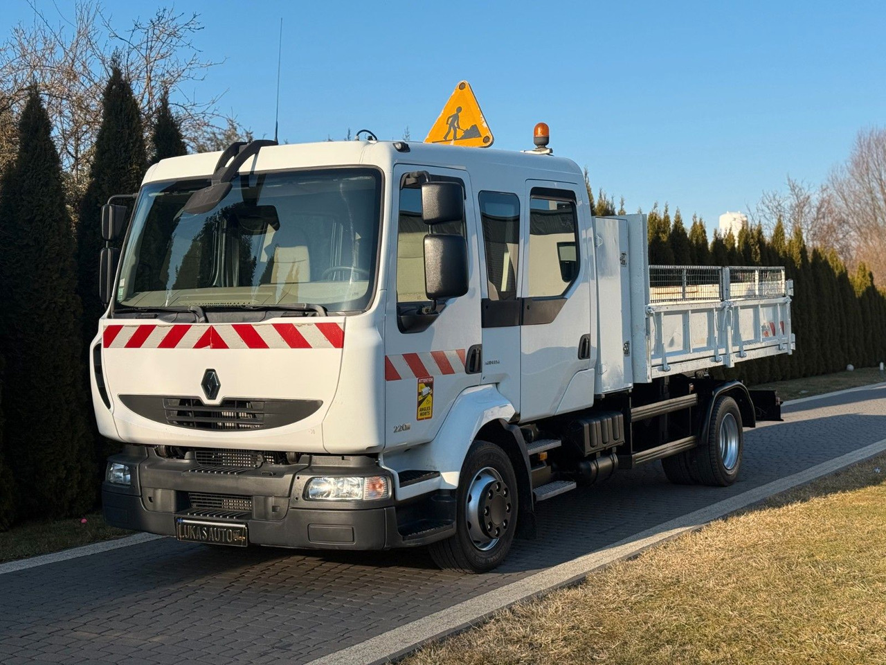 Renault MIDLUM 220 12 T TIPPER 6 SEATS TOOL BOX - Kipper: das Bild 2 Renault MIDLUM 220 12 T TIPPER 6 SEATS TOOL BOX - Kipper: das Bild 2