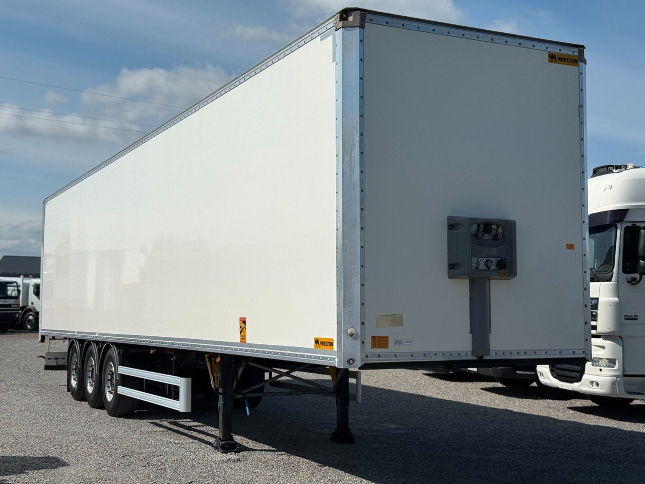 Wielton AXLE SAF BOX LIFTED AXLE - Koffer Auflieger: das Bild 1 Wielton AXLE SAF BOX LIFTED AXLE - Koffer Auflieger: das Bild 1
