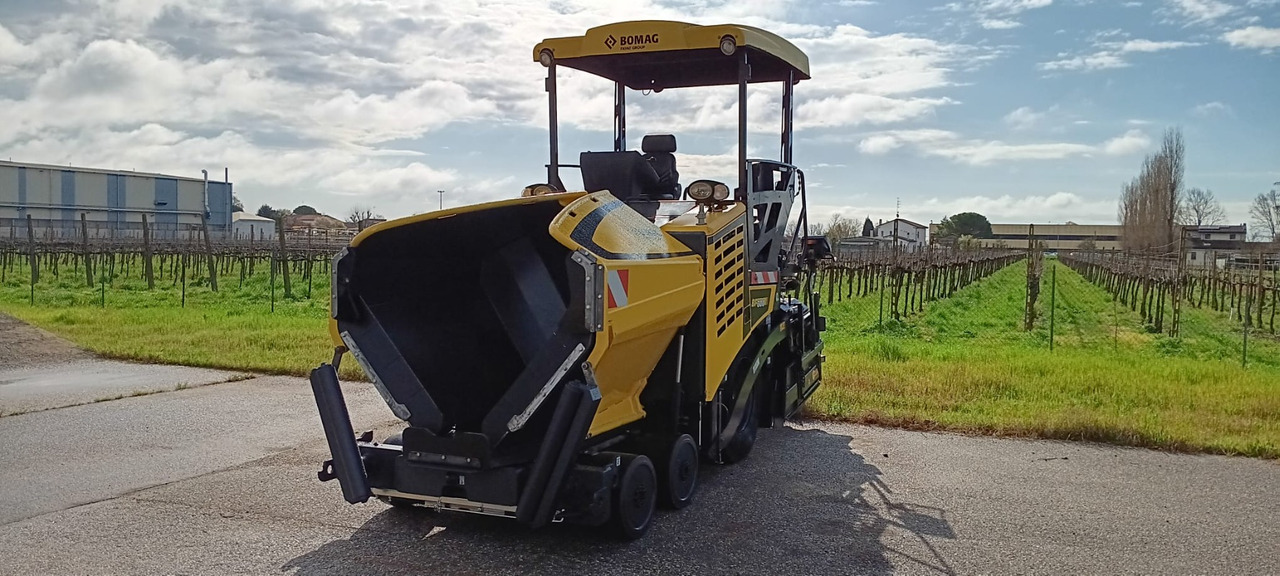 BOMAG IT BF 300 P-2 S340-2 TV Stage IIIb/Tier 4f - Asphaltfertiger/ Straßenfertiger: das Bild 1 BOMAG IT BF 300 P-2 S340-2 TV Stage IIIb/Tier 4f - Asphaltfertiger/ Straßenfertiger: das Bild 1