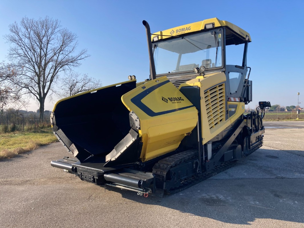 BOMAG IT BF 700 C-2 S500 Stage IV/Tier 4f - Asphaltfertiger/ Straßenfertiger: das Bild 1 BOMAG IT BF 700 C-2 S500 Stage IV/Tier 4f - Asphaltfertiger/ Straßenfertiger: das Bild 1