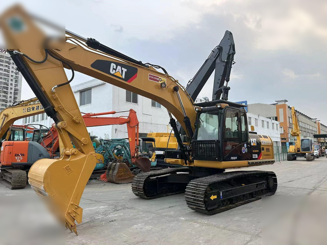 CATERPILLAR 323DL - Kettenbagger: das Bild 1 CATERPILLAR 323DL - Kettenbagger: das Bild 1