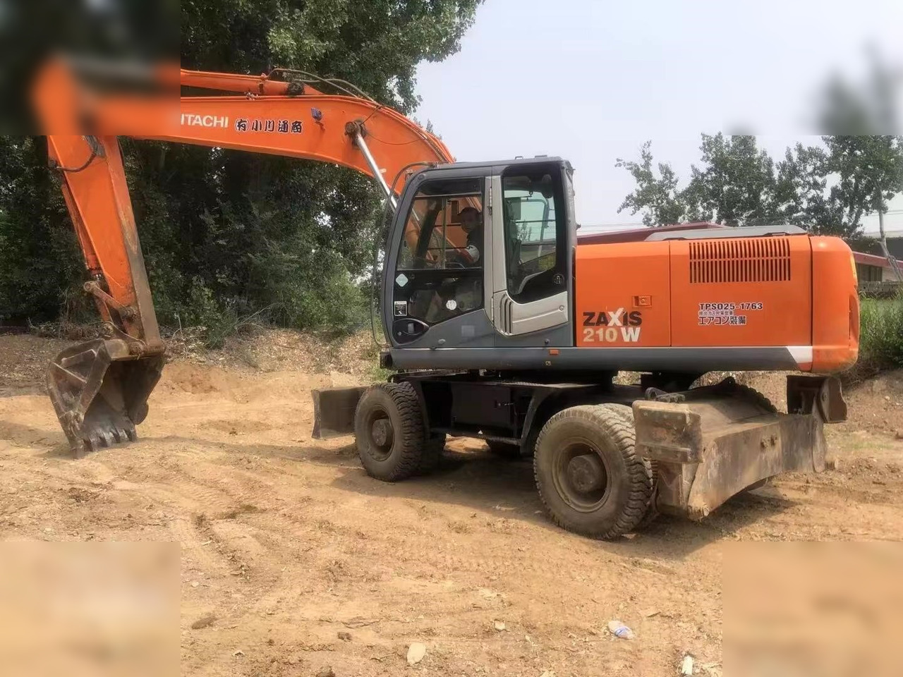 HITACHI ZX210W - Mobilbagger: das Bild 4 HITACHI ZX210W - Mobilbagger: das Bild 4