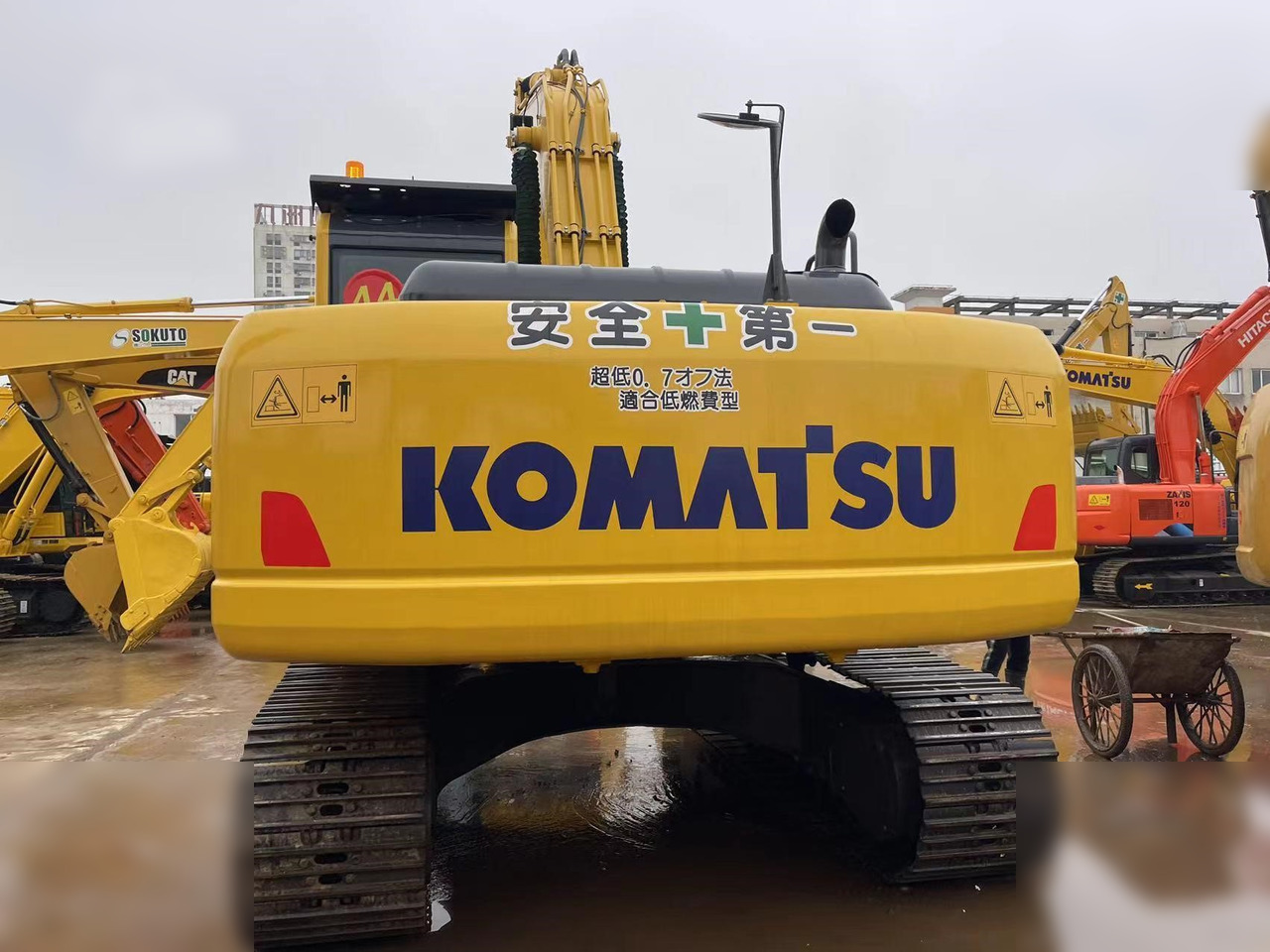 KOMATSU PC220-8 - Kettenbagger: das Bild 4 KOMATSU PC220-8 - Kettenbagger: das Bild 4