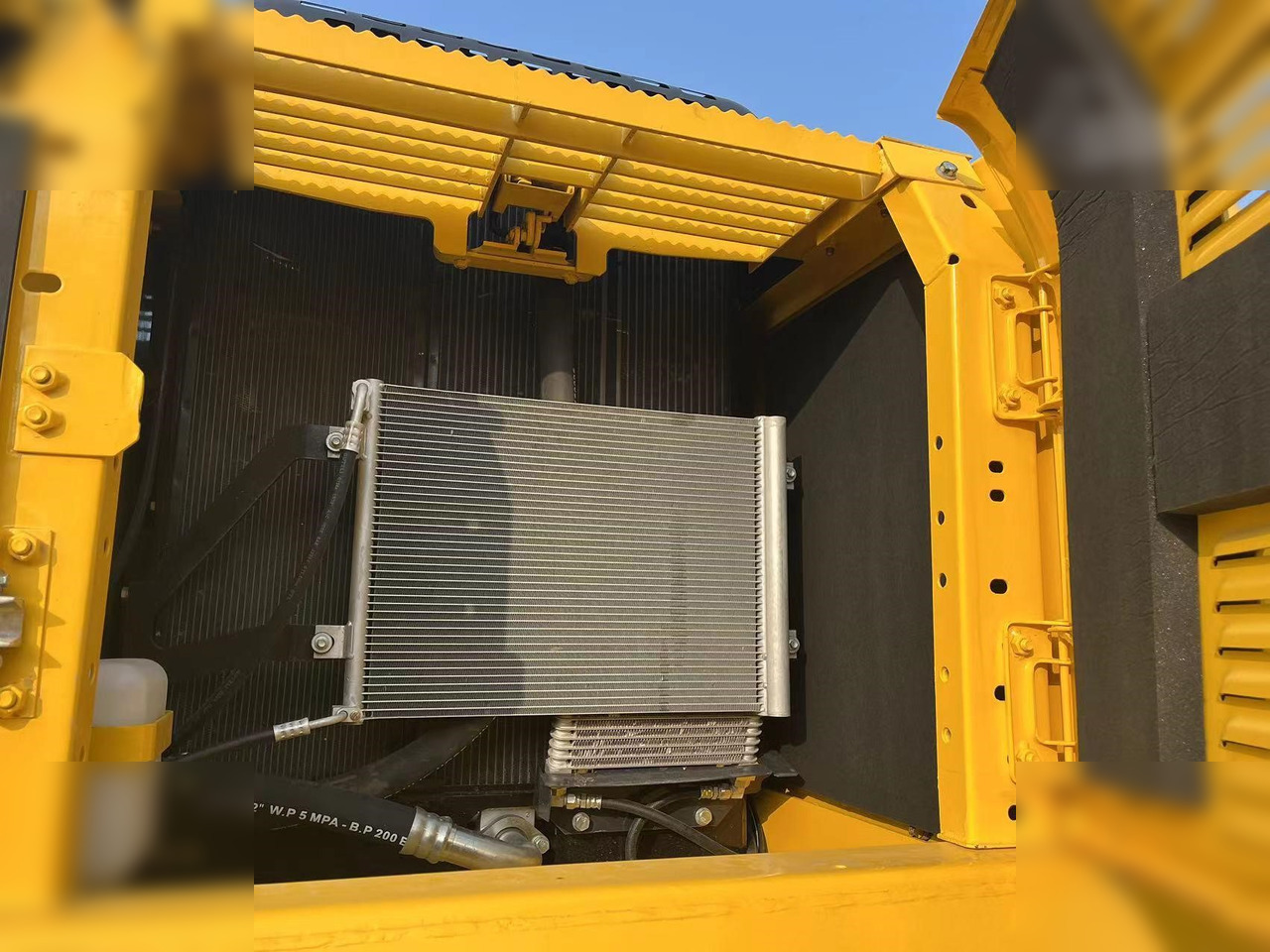 KOMATSU PC220-8M0 - Kettenbagger: das Bild 5 KOMATSU PC220-8M0 - Kettenbagger: das Bild 5