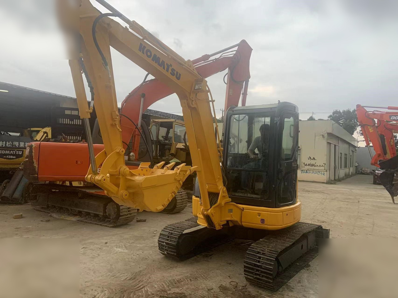 KOMATSU PC40MR-2 - Minibagger: das Bild 4 KOMATSU PC40MR-2 - Minibagger: das Bild 4