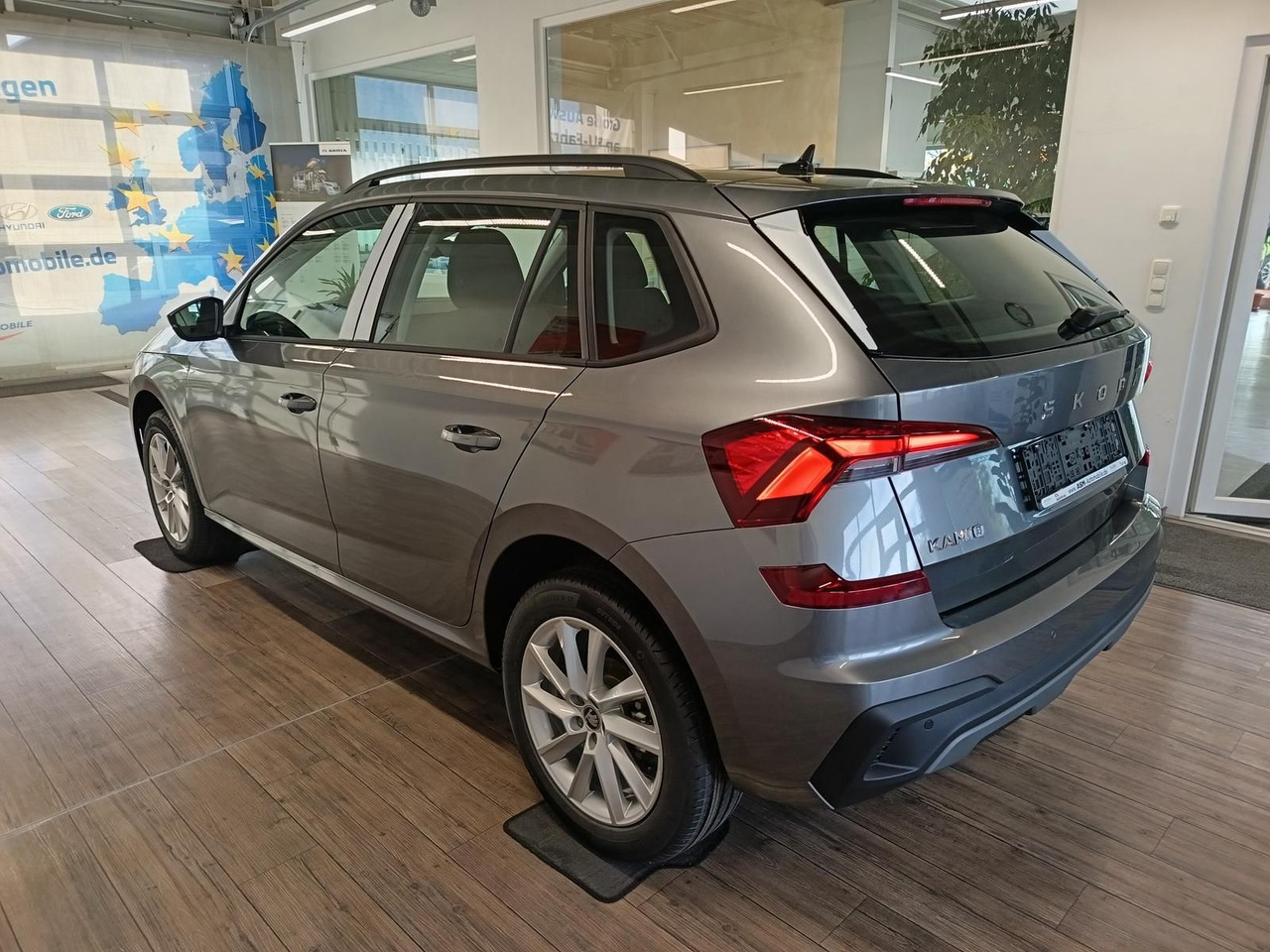 Skoda Kamiq 130 Jahre 1,5TSI DSG*AHK*ACC*LED*R-KAM*PDC - SUV/ Geländewagen: das Bild 4 Skoda Kamiq 130 Jahre 1,5TSI DSG*AHK*ACC*LED*R-KAM*PDC - SUV/ Geländewagen: das Bild 4