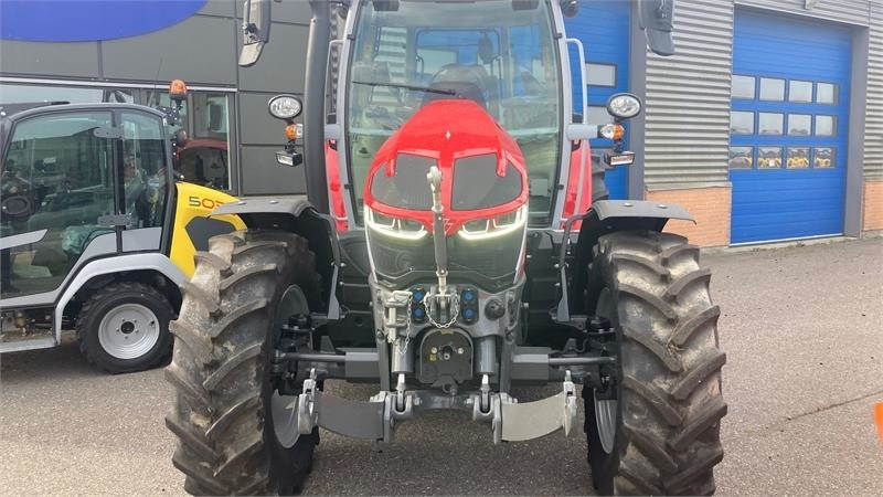 Massey Ferguson 5S.145 Exclusive Dyna-6 Exclusive - Traktor: das Bild 2 Massey Ferguson 5S.145 Exclusive Dyna-6 Exclusive - Traktor: das Bild 2
