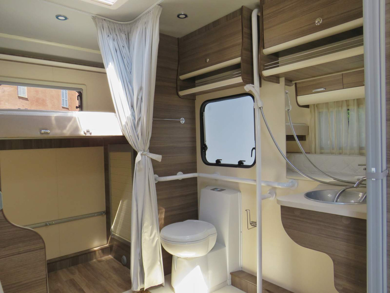 Fiat Ducato RETRACTABLE PLATFORM (300KG CAPACITY) - Alkoven Wohnmobil: das Bild 3 Fiat Ducato RETRACTABLE PLATFORM (300KG CAPACITY) - Alkoven Wohnmobil: das Bild 3