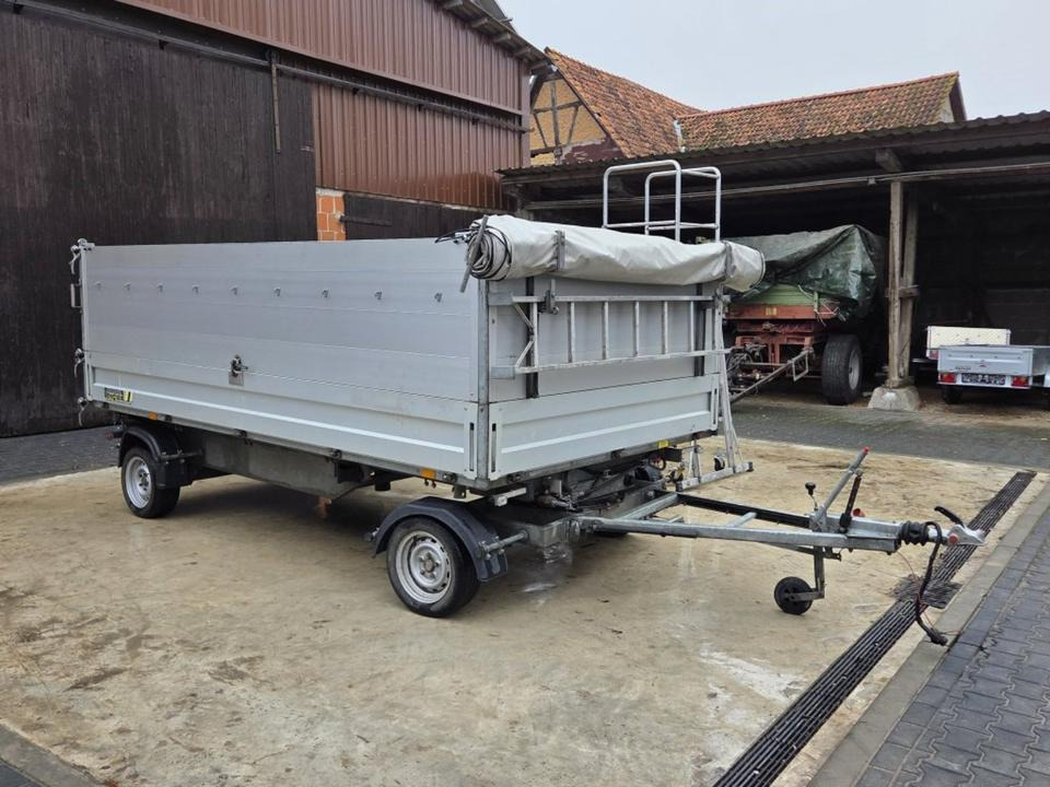 PKW-Anhänger Drehschemel Dreiseitenkipper 3,5t - Kipper Anhänger: das Bild 2 PKW-Anhänger Drehschemel Dreiseitenkipper 3,5t - Kipper Anhänger: das Bild 2
