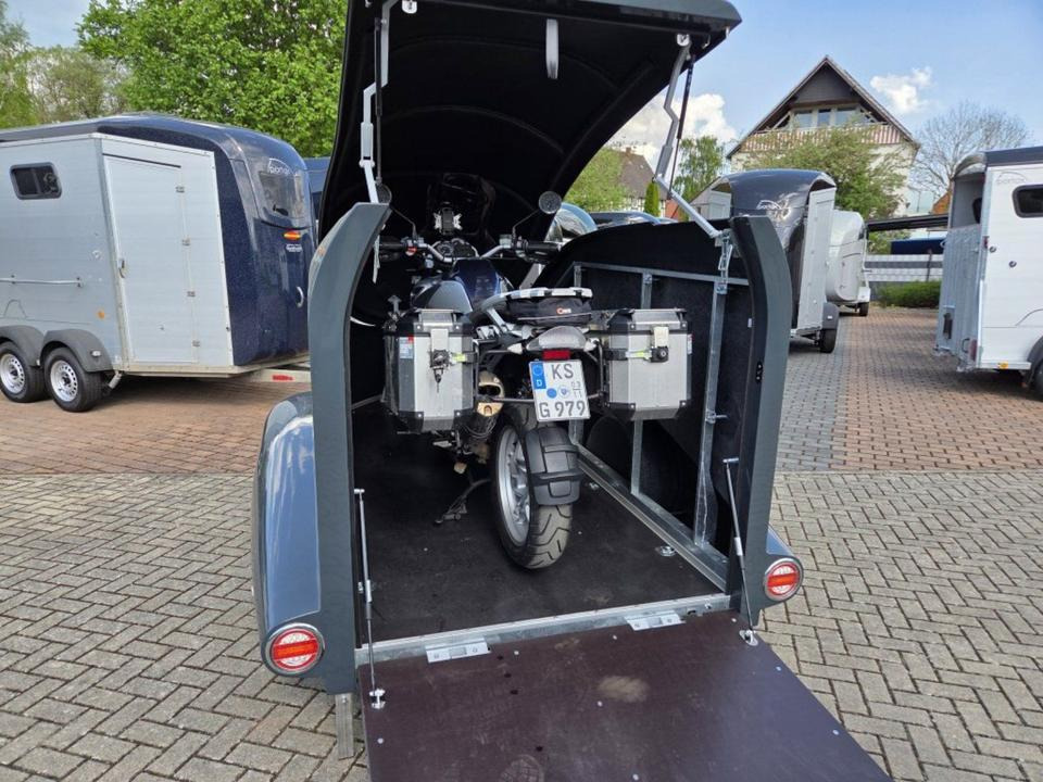 PKW Anhänger geschlossen Motorrad Mieten Leihen 1000kg 100km/h - Motorradanhänger: das Bild 1 PKW Anhänger geschlossen Motorrad Mieten Leihen 1000kg 100km/h - Motorradanhänger: das Bild 1