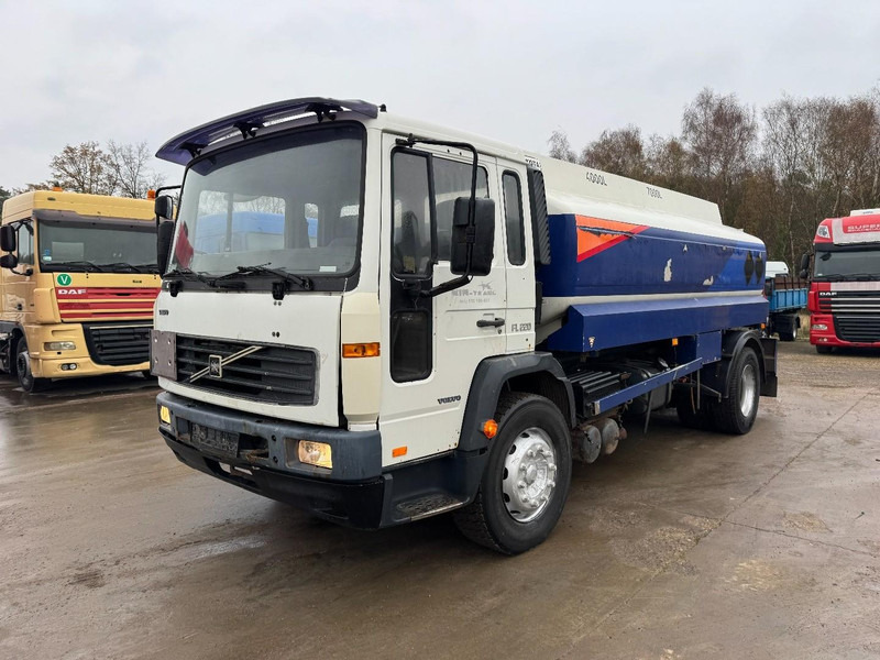 Volvo FL 6 - 220 (11000 L / 2 COMPARTMENTS / 18 TON / MANUAL GEARBOX / PERFECT) - Tankwagen: das Bild 1 Volvo FL 6 - 220 (11000 L / 2 COMPARTMENTS / 18 TON / MANUAL GEARBOX / PERFECT) - Tankwagen: das Bild 1