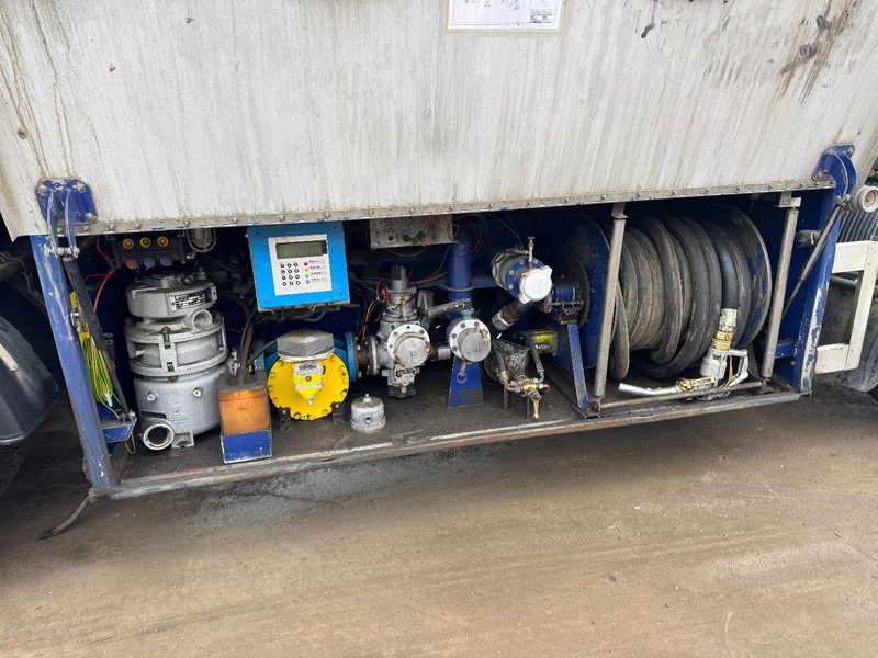 Volvo FL 6 - 220 (11000 L / 2 COMPARTMENTS / 18 TON / MANUAL GEARBOX / PERFECT) - Tankwagen: das Bild 5 Volvo FL 6 - 220 (11000 L / 2 COMPARTMENTS / 18 TON / MANUAL GEARBOX / PERFECT) - Tankwagen: das Bild 5