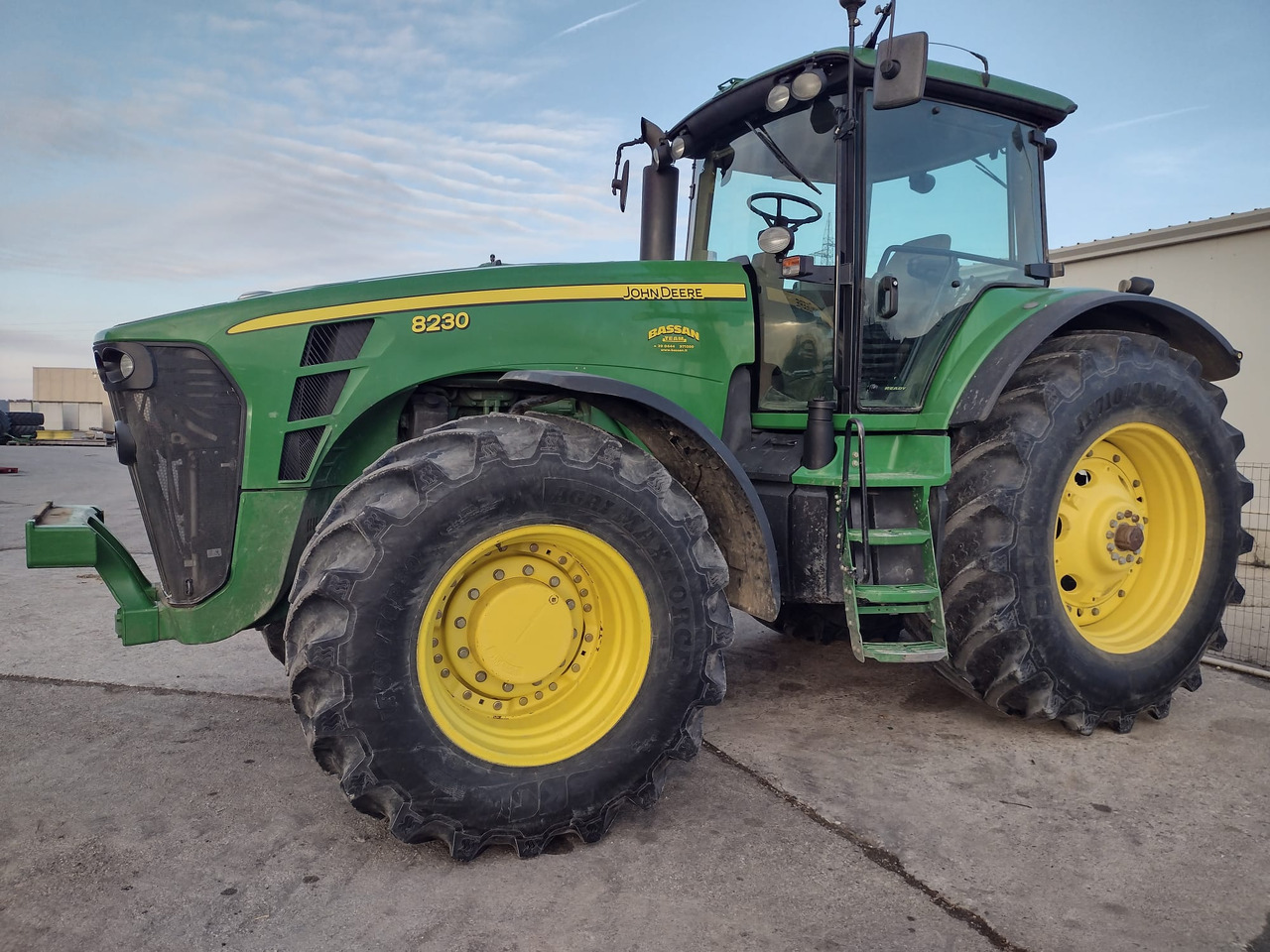JOHN DEERE 8230 - Traktor: das Bild 1 JOHN DEERE 8230 - Traktor: das Bild 1