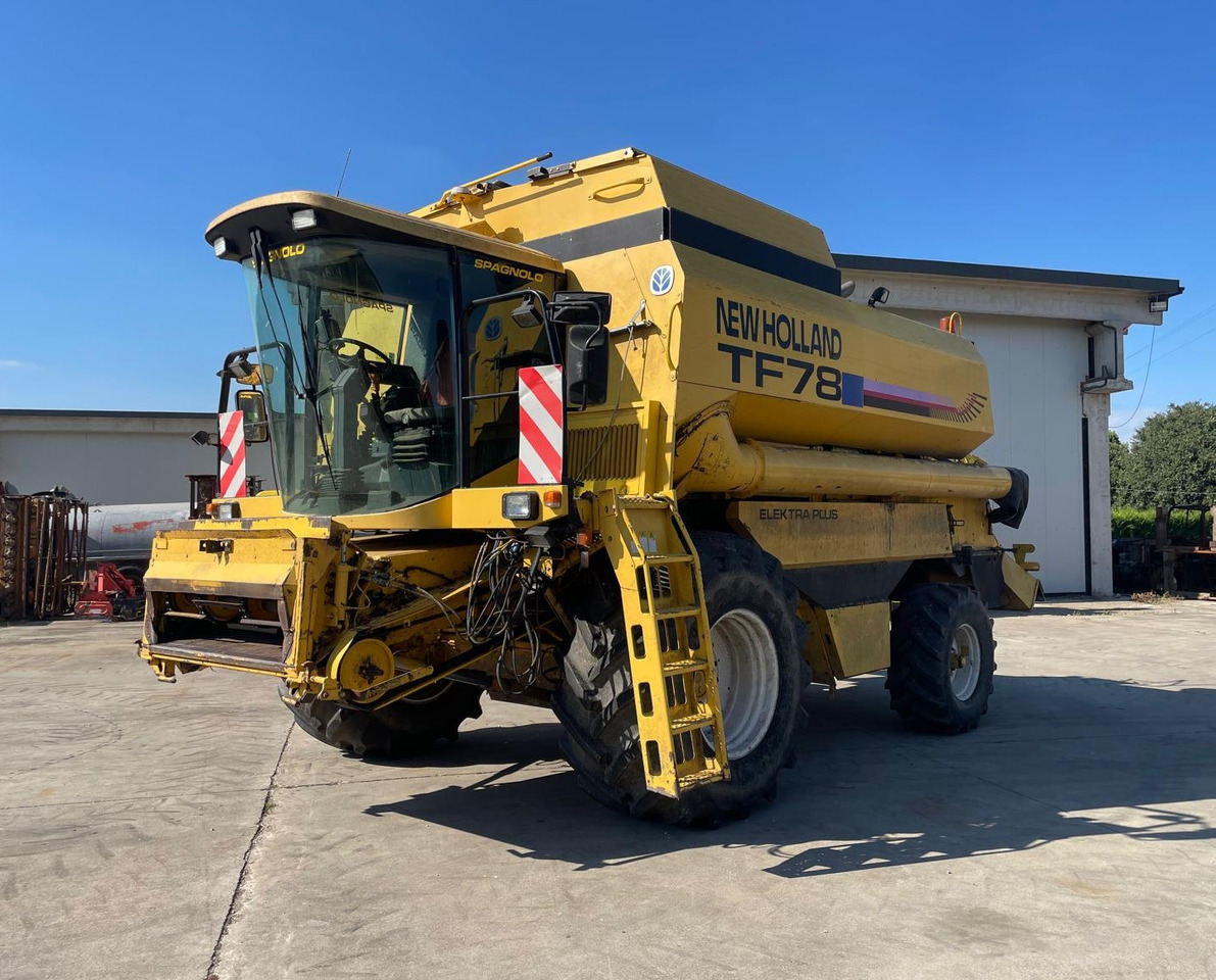 NEW HOLLAND MIETITREBBIA TF 78 - Mähdrescher: das Bild 1 NEW HOLLAND MIETITREBBIA TF 78 - Mähdrescher: das Bild 1