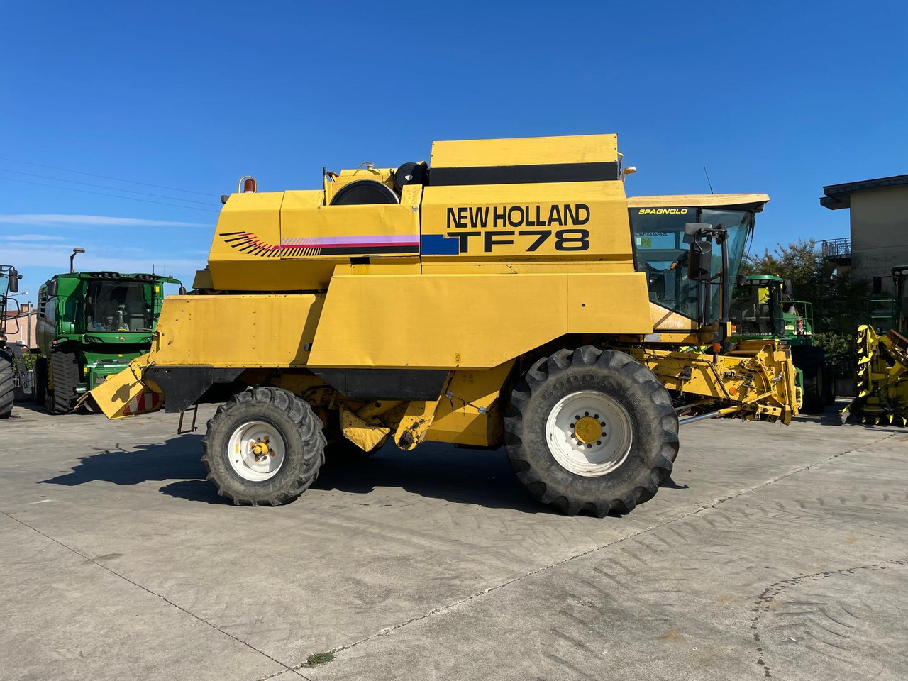 NEW HOLLAND MIETITREBBIA TF 78 - Mähdrescher: das Bild 5 NEW HOLLAND MIETITREBBIA TF 78 - Mähdrescher: das Bild 5