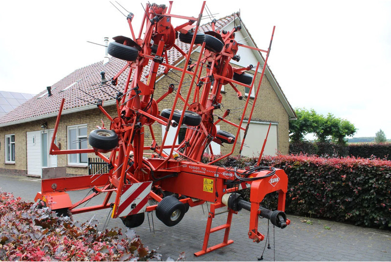 Kuhn GF10601 TO - Heuwender/ Wenderechen: das Bild 1 Kuhn GF10601 TO - Heuwender/ Wenderechen: das Bild 1