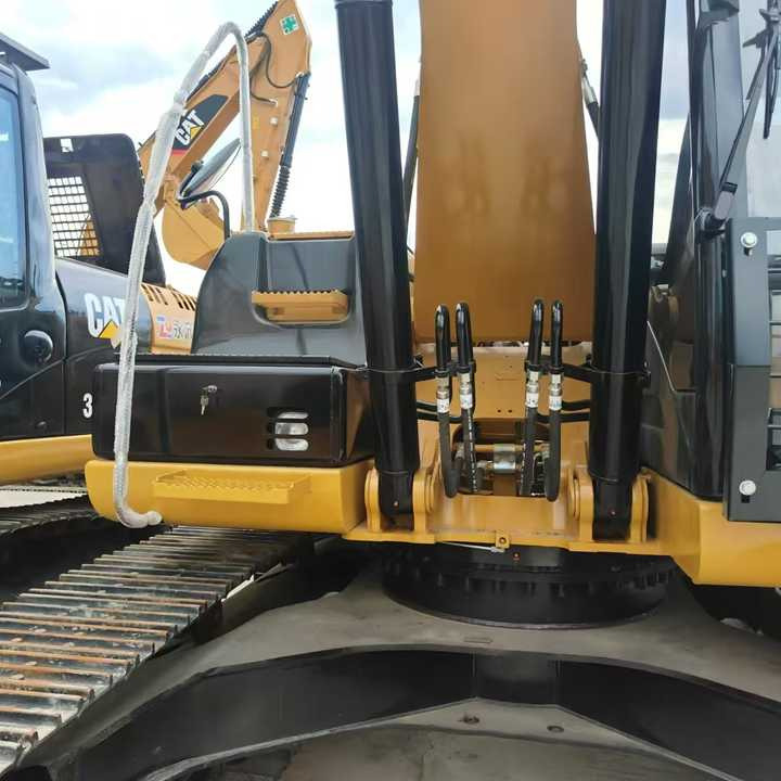 CAT second-hand 323D excavator sold at low price and in very good condition Japanese original hydraulic crawler excavator - Bagger: das Bild 5 CAT second-hand 323D excavator sold at low price and in very good condition Japanese original hydraulic crawler excavator - Bagger: das Bild 5