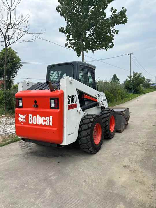 USED BOBCAT S160 Skid-steer Loader Bobcat S160 Carry Sweeper with Very Good Performance Is for Sale at a Low Price. - Kompaktlader: das Bild 4 USED BOBCAT S160 Skid-steer Loader Bobcat S160 Carry Sweeper with Very Good Performance Is for Sale at a Low Price. - Kompaktlader: das Bild 4