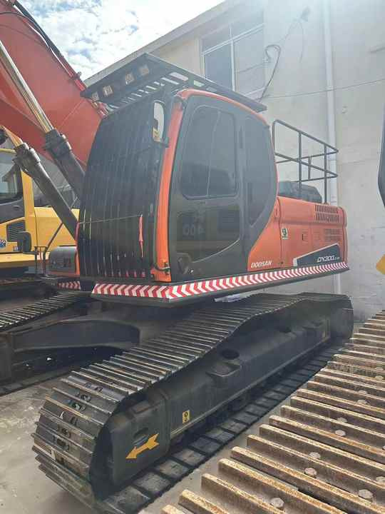 Used Digger DOOSAN DX300 Construction Machinery Construction Digger Used DOOSAN DX300 Cheap Excavator - Kettenbagger: das Bild 2 Used Digger DOOSAN DX300 Construction Machinery Construction Digger Used DOOSAN DX300 Cheap Excavator - Kettenbagger: das Bild 2